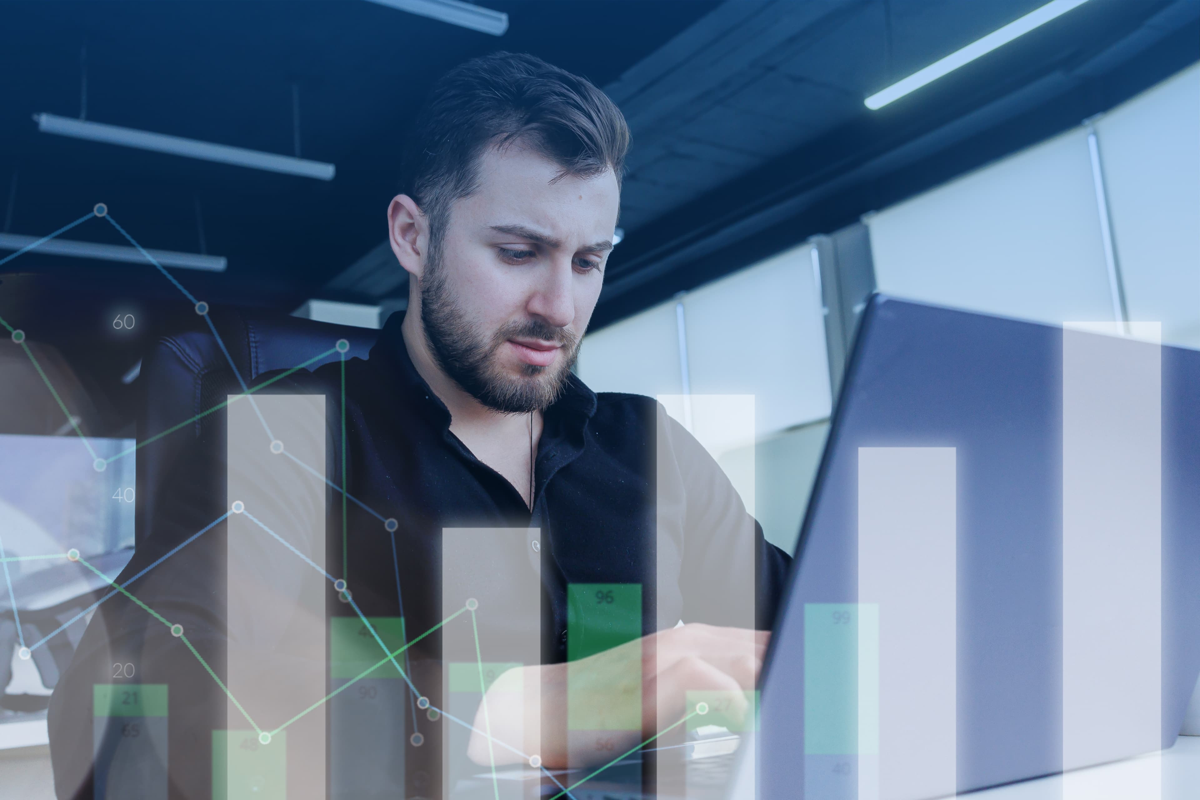 Home mexendo no computador