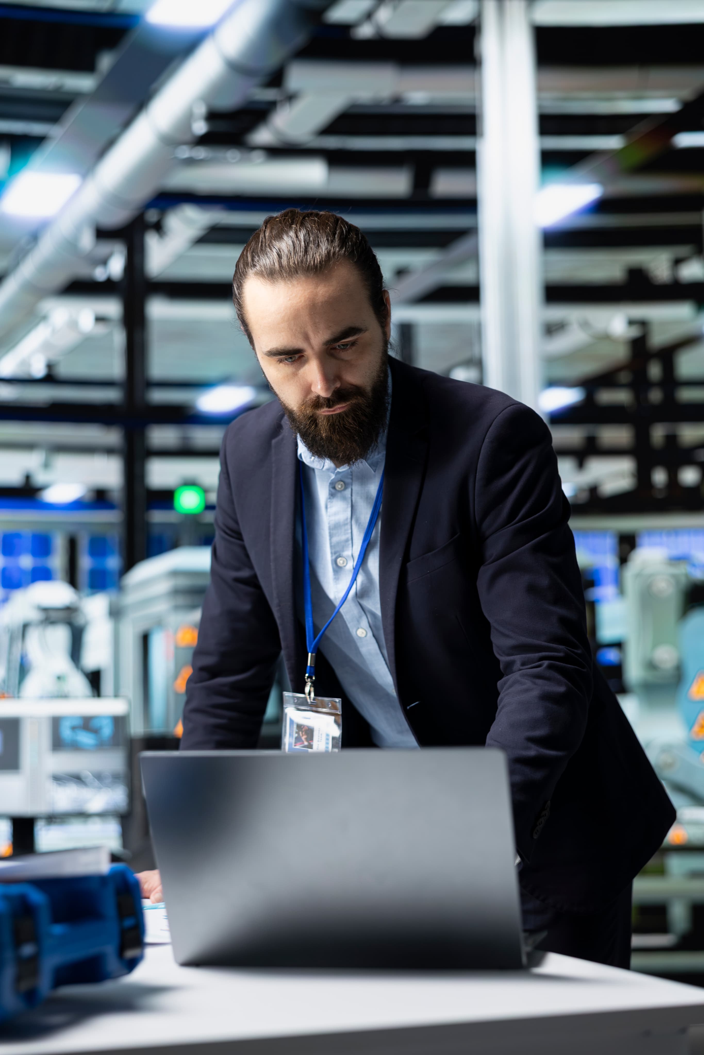 Homem de terno olhando o computador